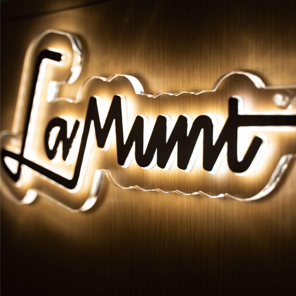 La mount retail outdoor